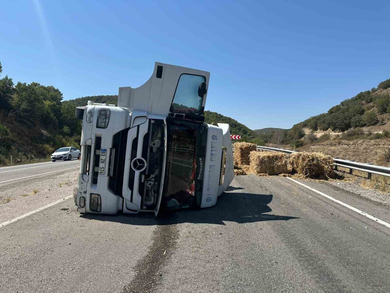 Çorum’un Alaca ilçesinde balya yüklü tırın yola devrilmesi neticesinde meydana