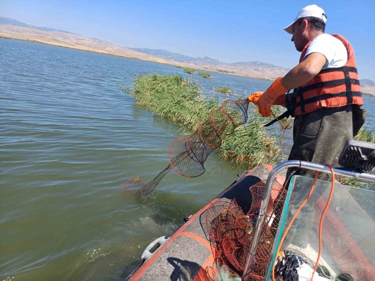 Çorum’da Obruk Barajı’nda gerçekleştirilen denetimlerde ele geçirilen balık ağlarına el