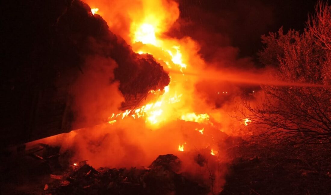 Çorum’da seyir halindeki çöp yüklü tırın dorsesi alev aldı, itfaiye