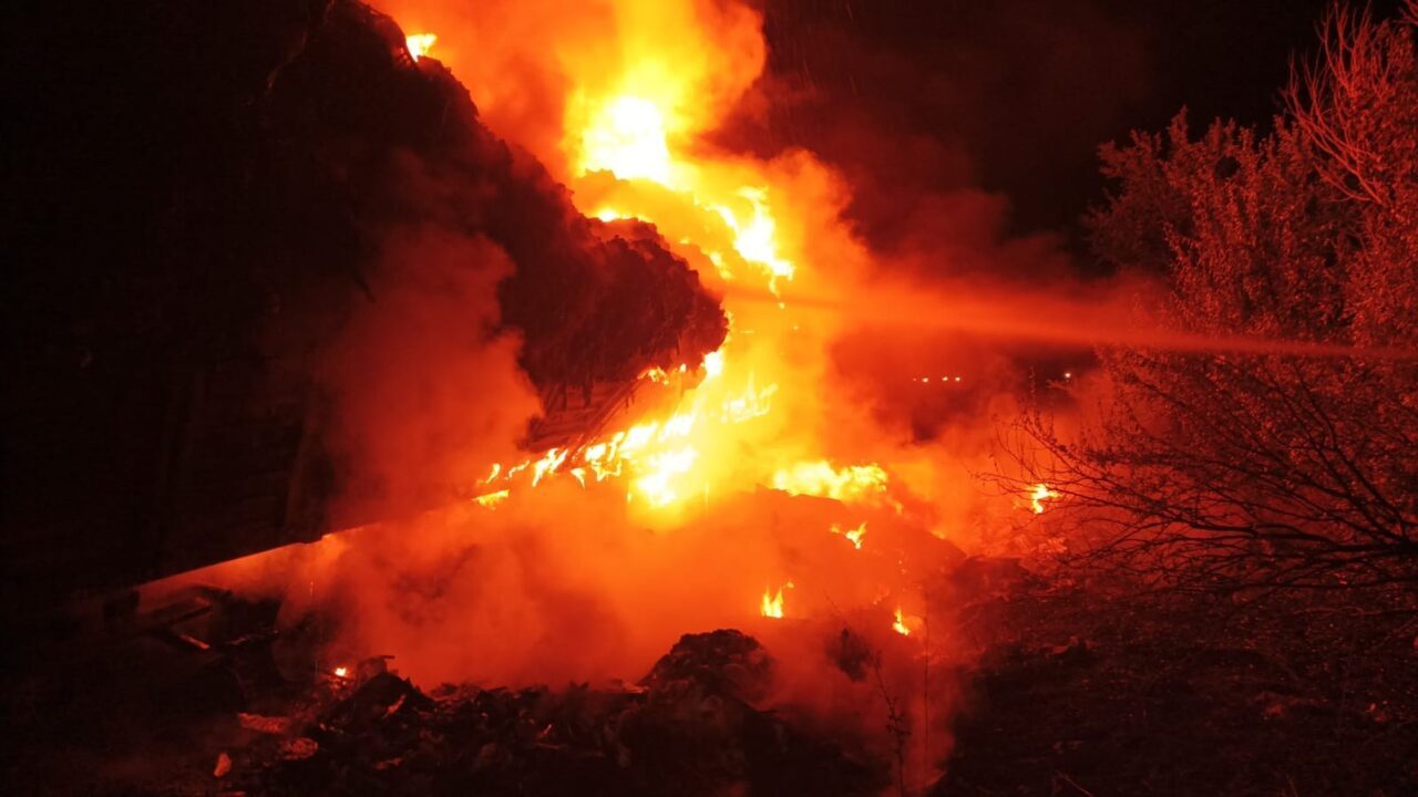 Çorum’da seyir halindeki çöp yüklü tırın dorsesi alev aldı, itfaiye