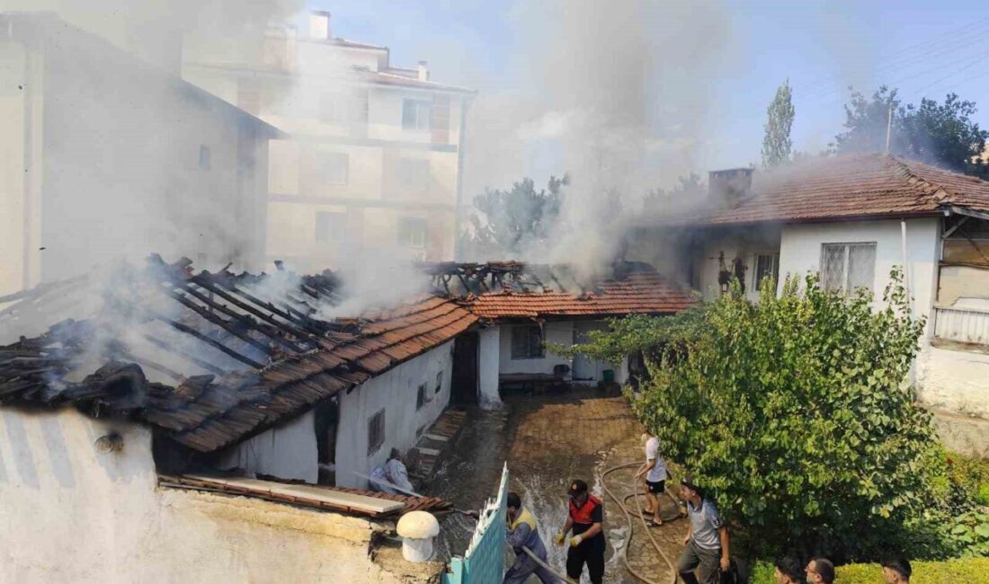 Çorum’un Sungurlu ilçesinde çıkan ev yangını itfaiye ekipleri tarafından söndürülürken,