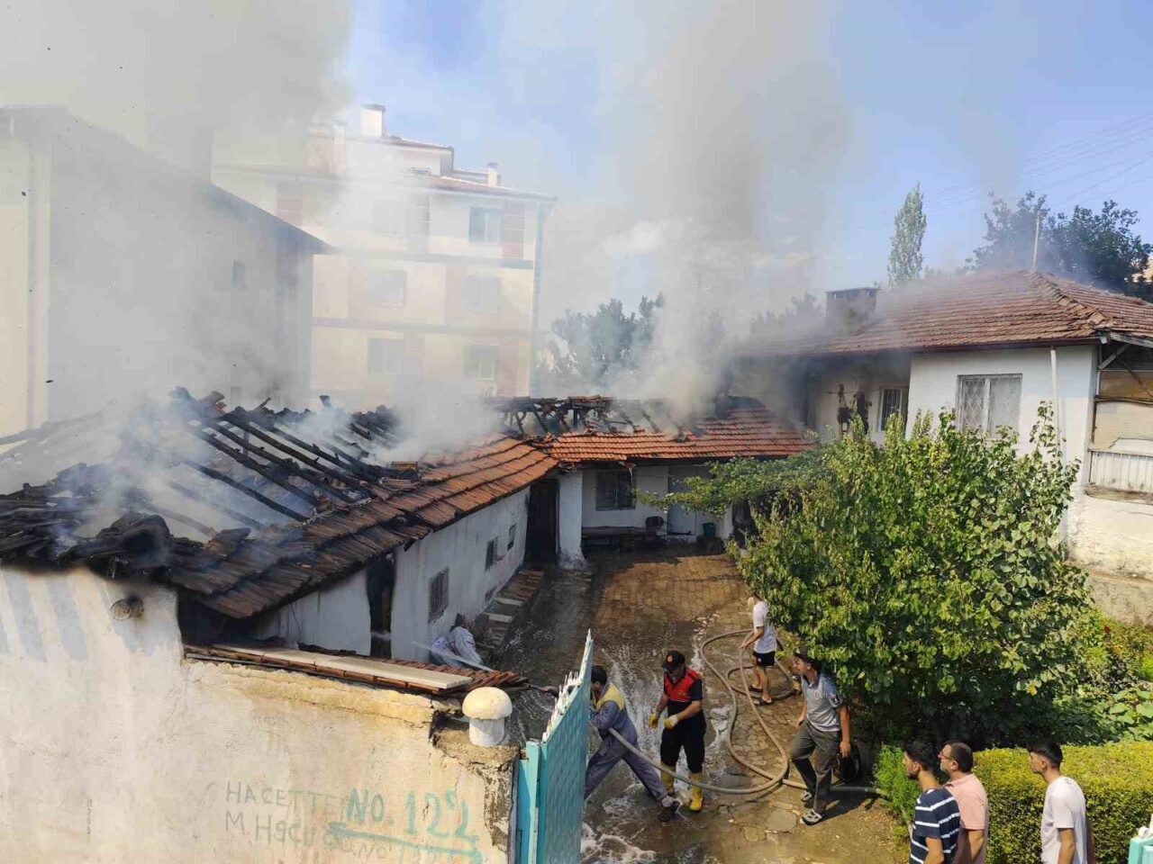 Çorum’un Sungurlu ilçesinde çıkan ev yangını itfaiye ekipleri tarafından söndürülürken,