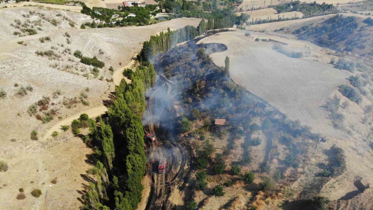Çorum’da tarlada çıkan yangın, itfaiye ekiplerinin uzun uğraşları neticesinde kontrol