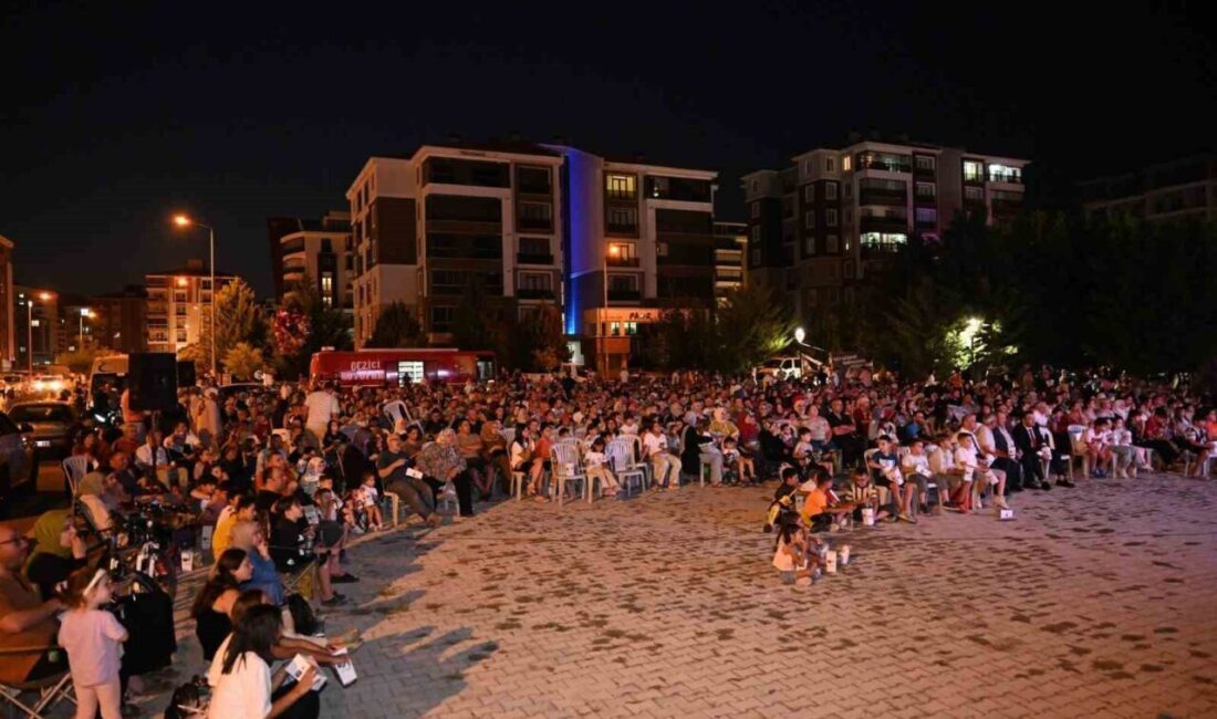 Isparta Belediyesinin Yaz Akşamı Sineması etkinliği Çünür Mahallesiyle devam etti.