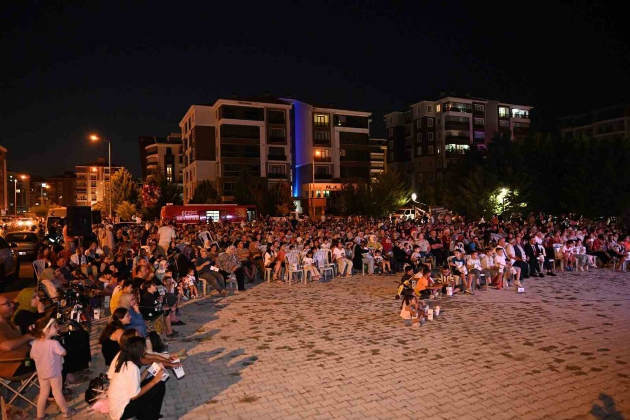 Isparta Belediyesinin Yaz Akşamı Sineması etkinliği Çünür Mahallesiyle devam etti.
