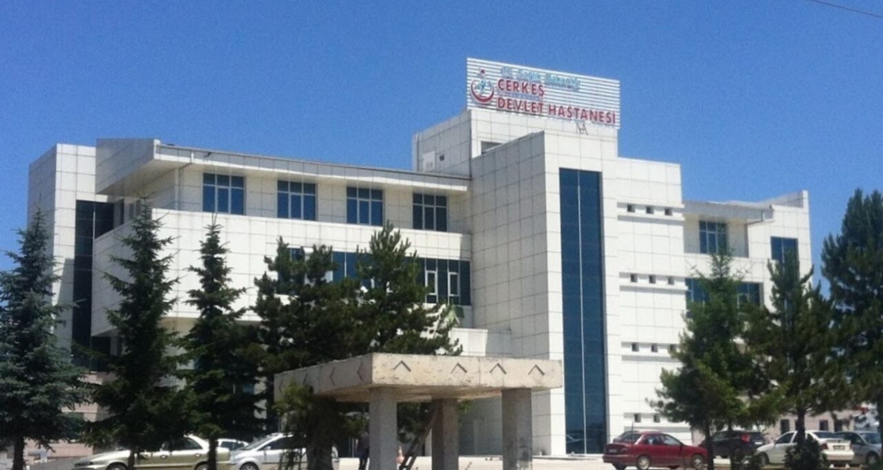 Çankırı’nın Çerkeş ilçesi D100 karayolunda kontrolden çıkan aracın şarampole devrildiği