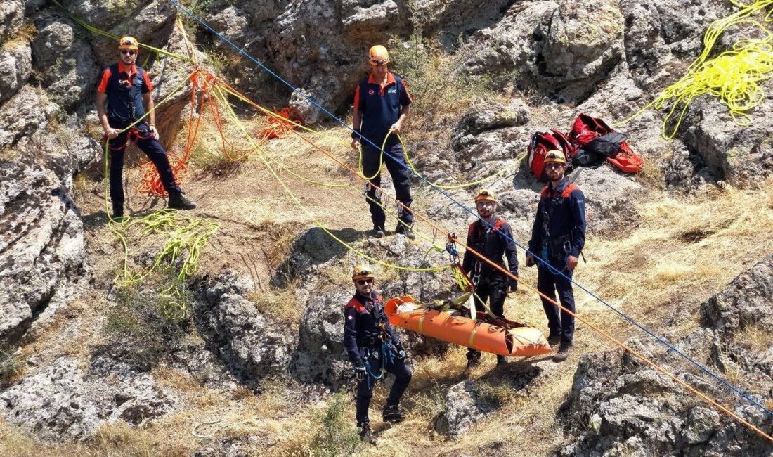 Afyonkarahisar’da dağda mahsur kalan yaralı vatandaş, AFAD ve UMKE ekipleri