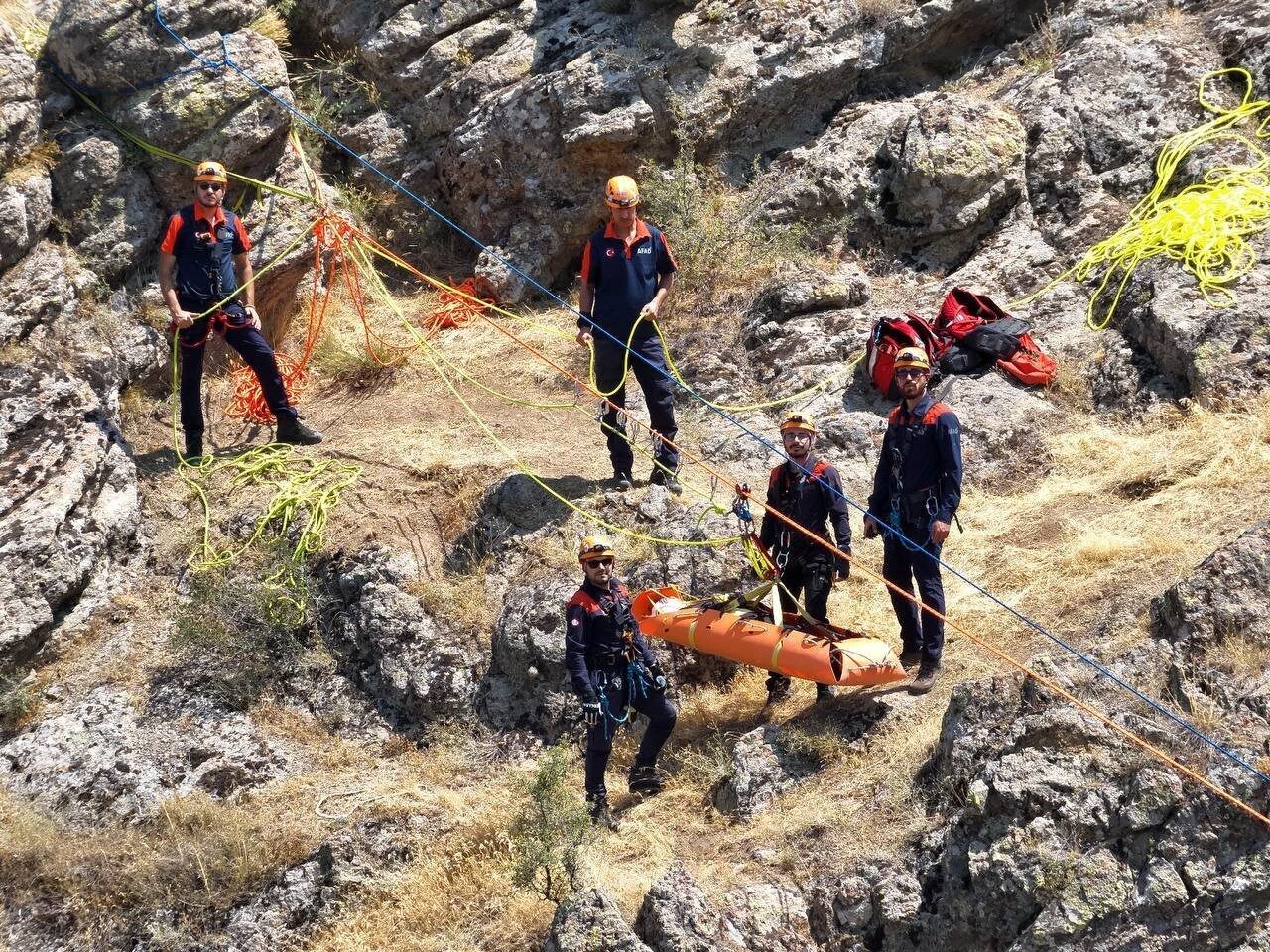 Afyonkarahisar’da dağda mahsur kalan yaralı vatandaş, AFAD ve UMKE ekipleri