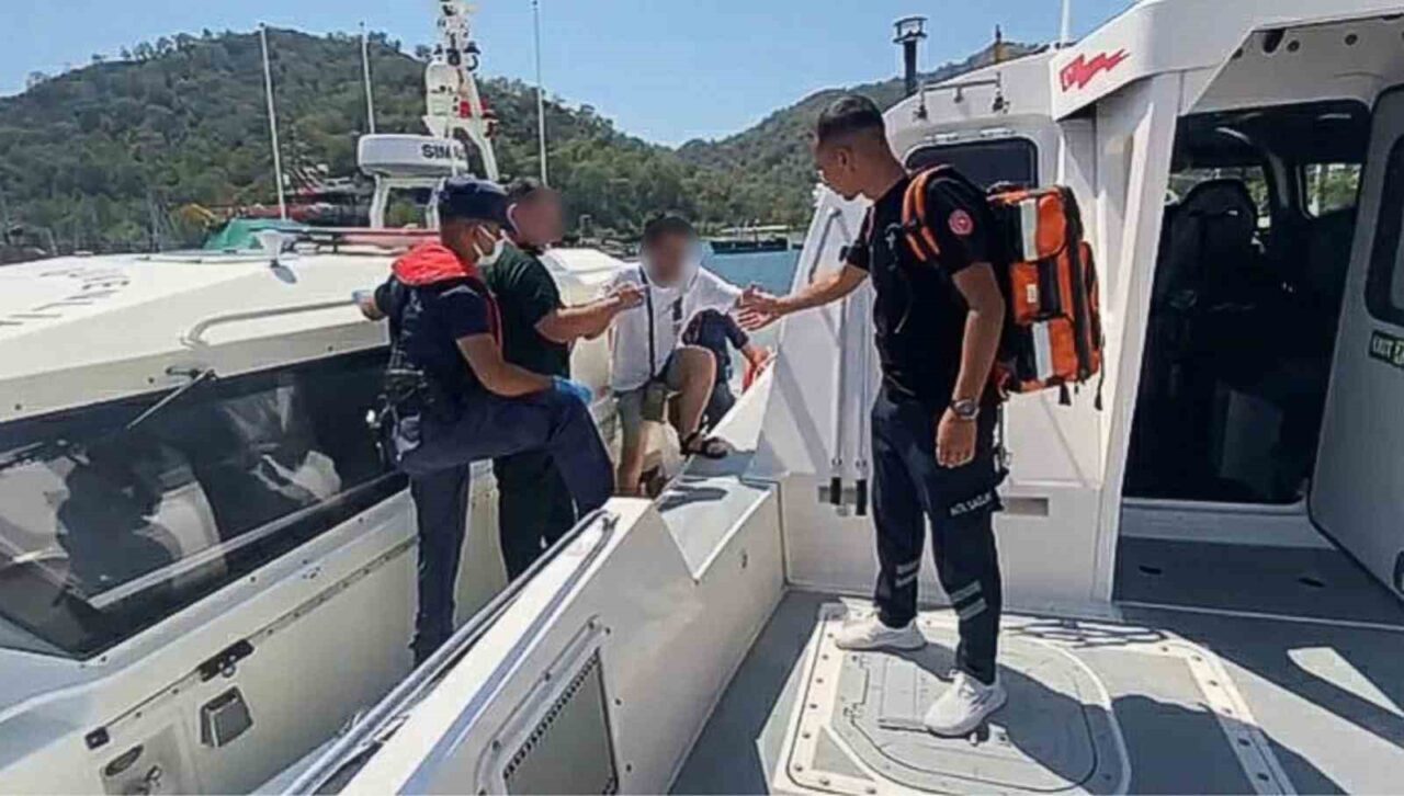 Muğla’nın Dalaman ilçesi açıklarında seyreden gezi teknesinde rahatsızlanan vatandaş Sahil