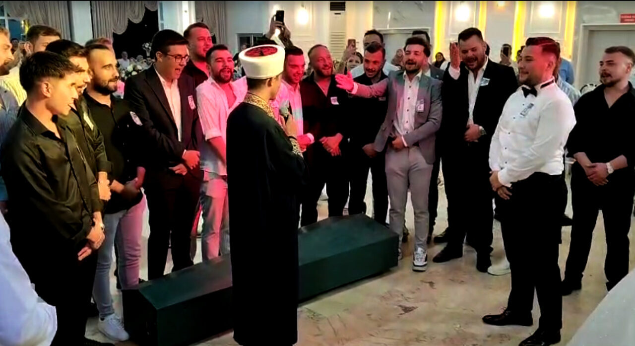 Bilecik’te dünya evine giren arkadaşları için ilginç bir şaka planlayan