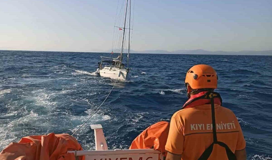 Muğla’nın Datça ilçesi açıklarında makine arızası nedeniyle sürüklenen yelkenli tekne