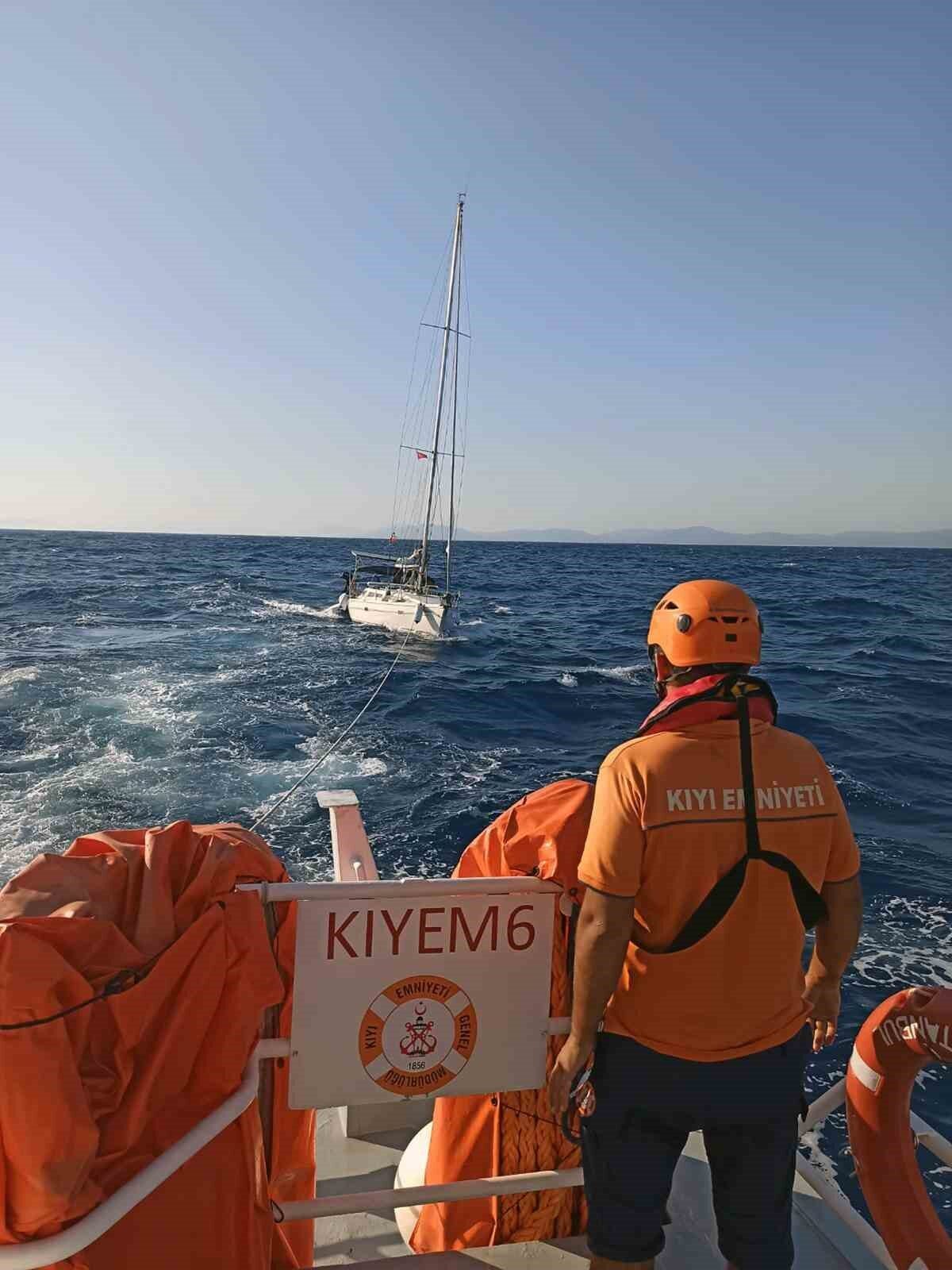 Muğla’nın Datça ilçesi açıklarında makine arızası nedeniyle sürüklenen yelkenli tekne