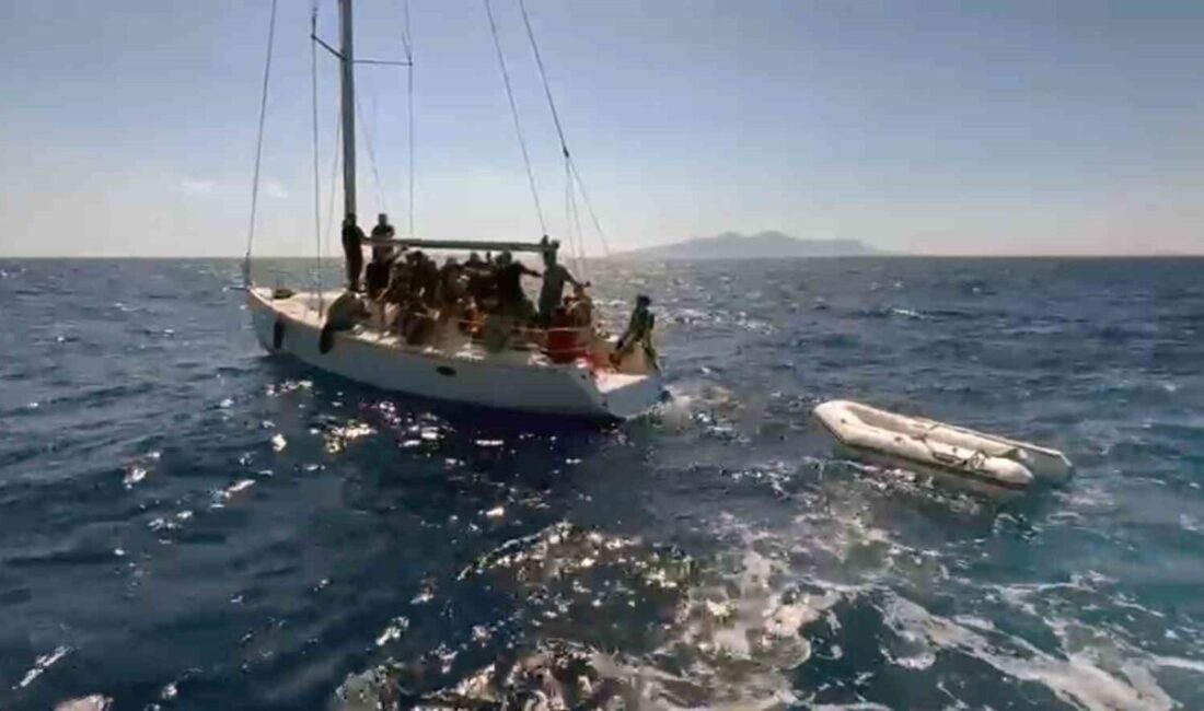 Muğla’nın Datça ilçesi açıklarında içinde düzensiz göçmenlerin bulunduğu yelkenli tekne