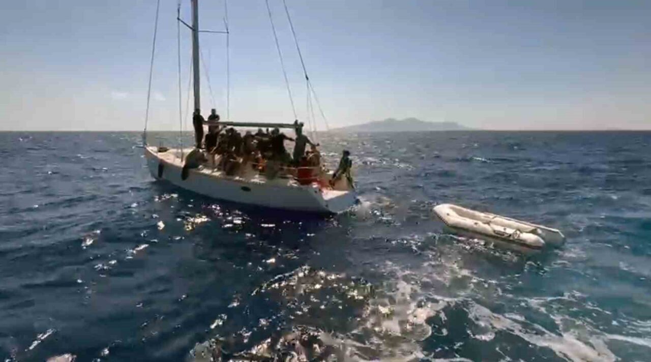 Muğla’nın Datça ilçesi açıklarında içinde düzensiz göçmenlerin bulunduğu yelkenli tekne