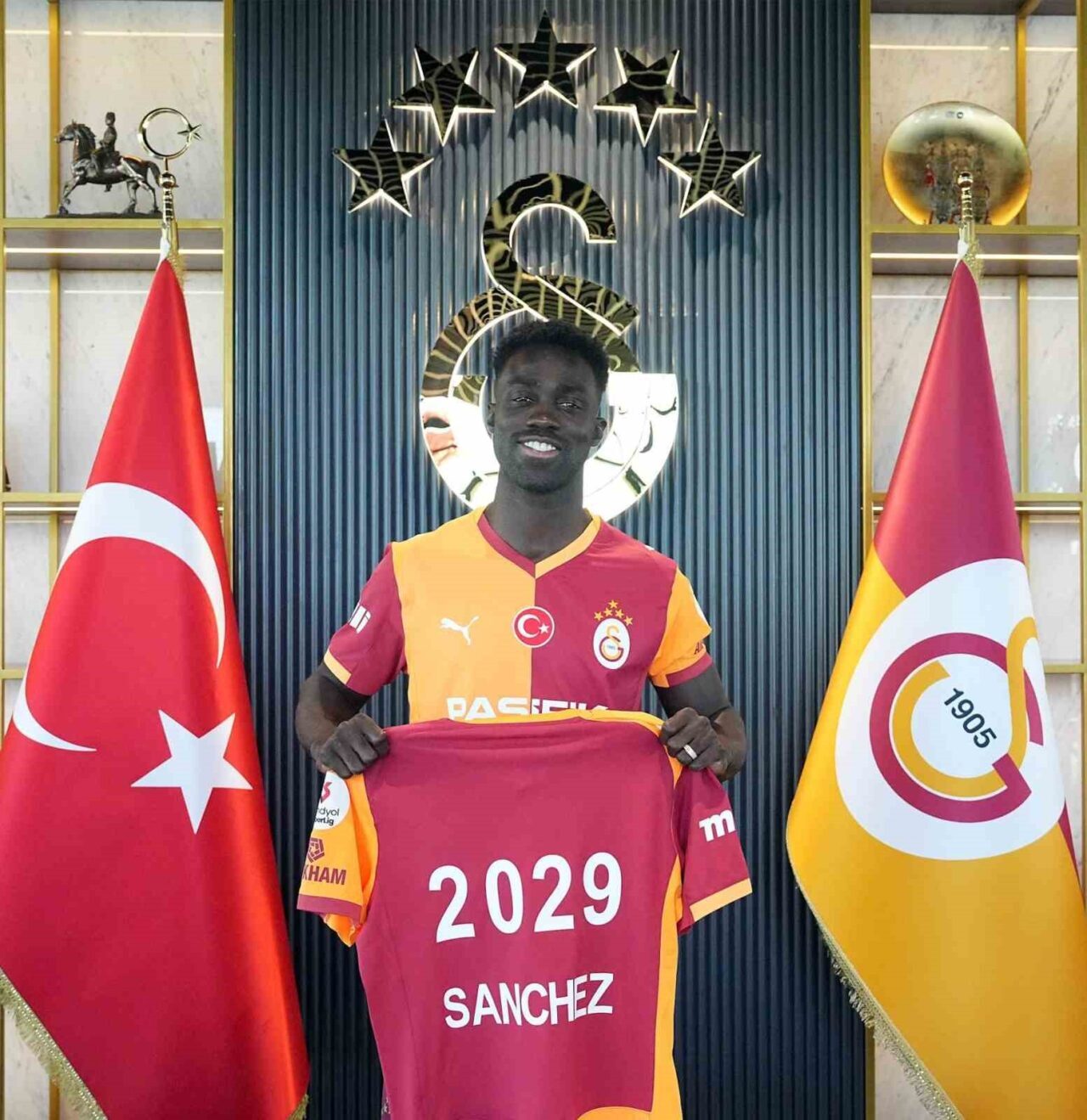 Galatasaray, Kolombiyalı stoper Davinson Sanchez’in sözleşmesini 2029’a kadar uzattığını açıkladı.