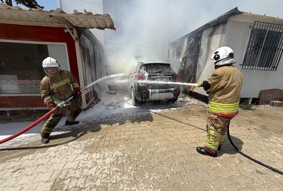 Hatay’ın Defne ilçesinde bir konteynerde çıkan yangın konteynerin yanında bulunan