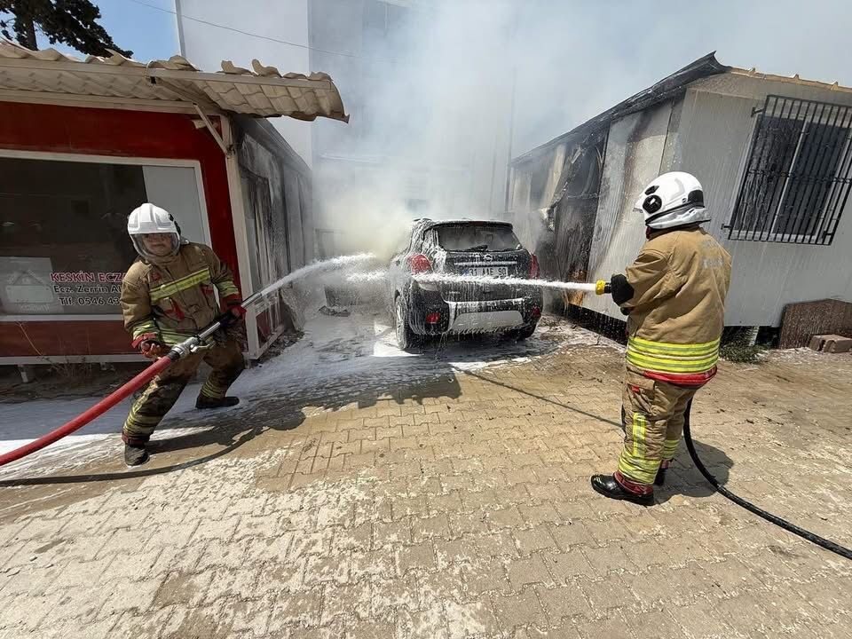 Hatay’ın Defne ilçesinde bir konteynerde çıkan yangın konteynerin yanında bulunan