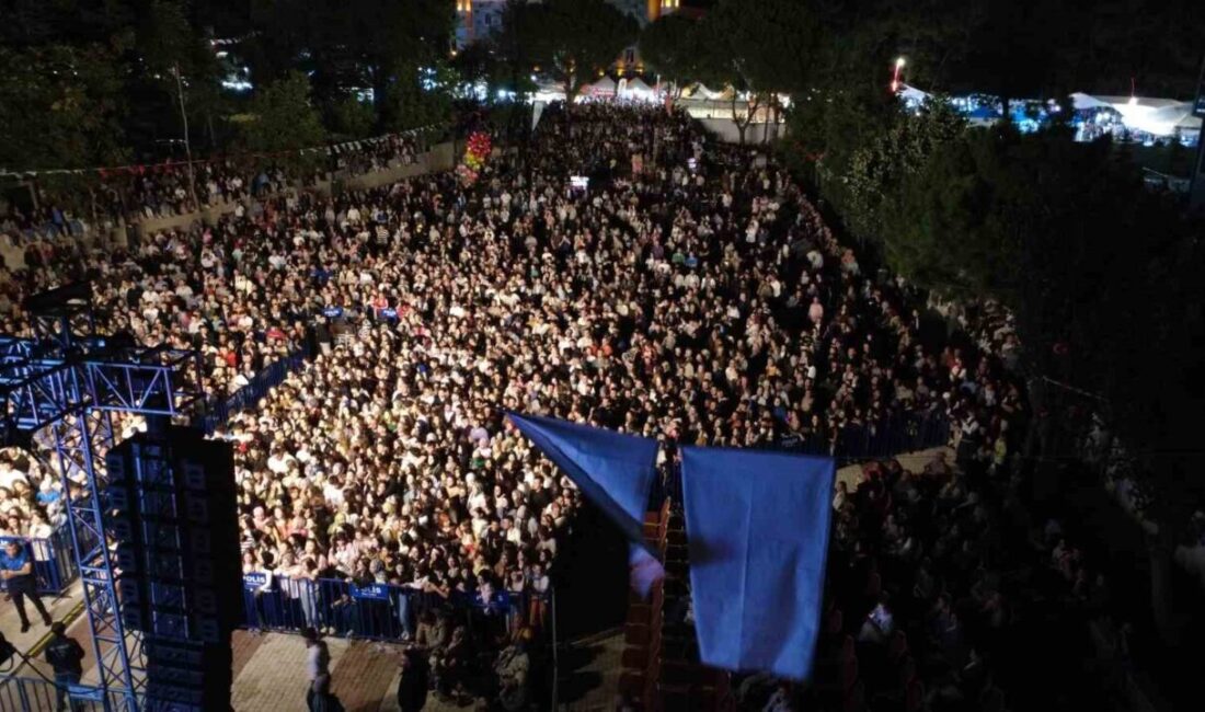 Manisa’nın Demirci ilçesinde düzenlenen Kurtuluş Festivali’nde sanatçı Merve Özbey muhteşem