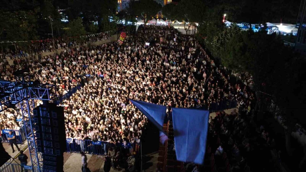 Manisa’nın Demirci ilçesinde düzenlenen Kurtuluş Festivali’nde sanatçı Merve Özbey muhteşem