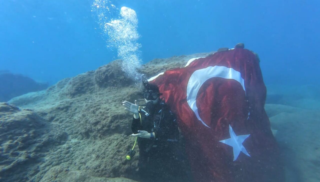 Antalya’nın Gazipaşa ilçesinde AKUB personeli, hem su altında hem de