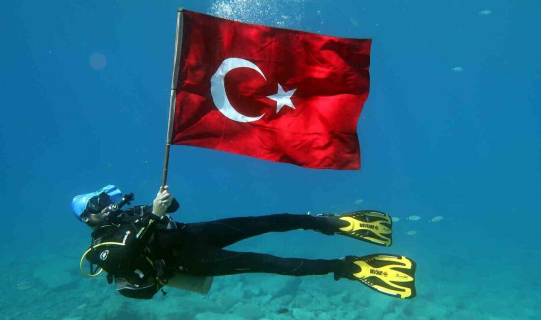 Muğla’nın Fethiye ilçesinde dalgıçlar 30 Ağustos Zafer Bayramı dolayısıyla deniz