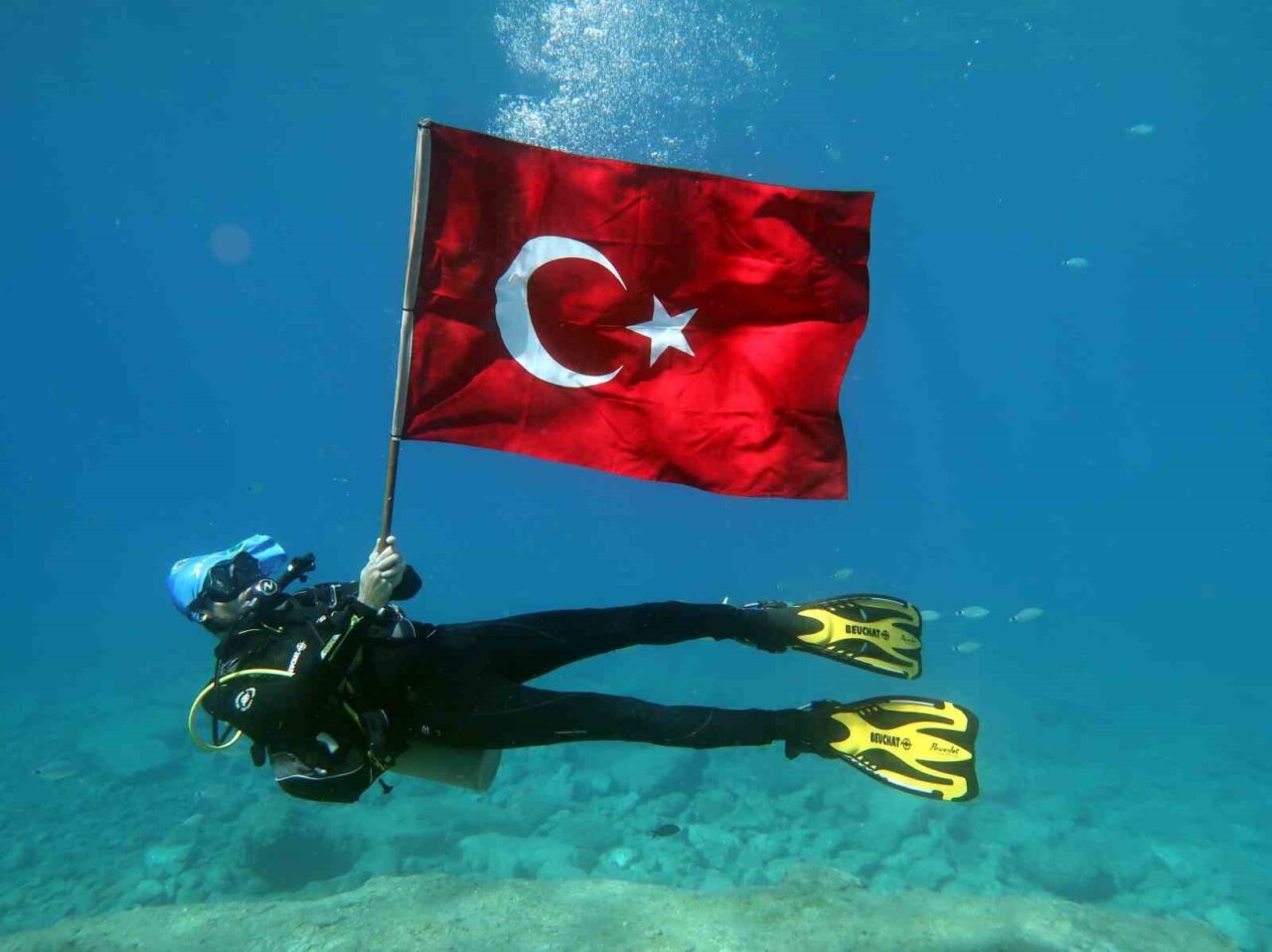 Muğla’nın Fethiye ilçesinde dalgıçlar 30 Ağustos Zafer Bayramı dolayısıyla deniz