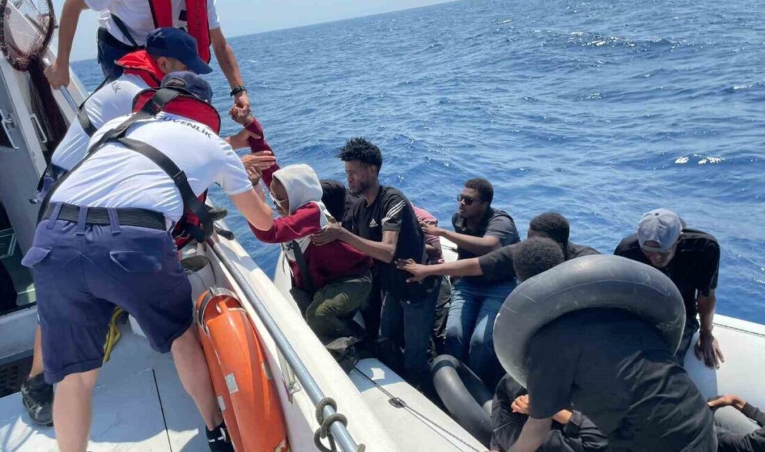 İzmir’in Seferihisar ilçesi açıklarında motor arızası nedeniyle sürüklenen lastik bot