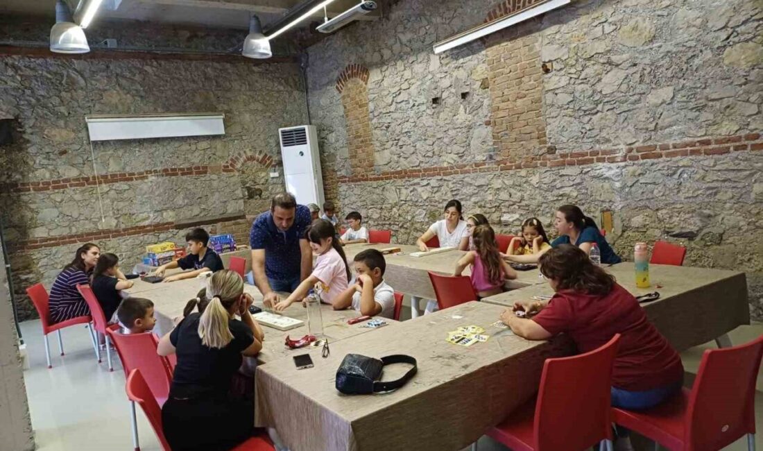 Denizli’de düzenlenen Akıl ve Zekâ Oyunları Atölyesinde ebeveynler ve çocuklar