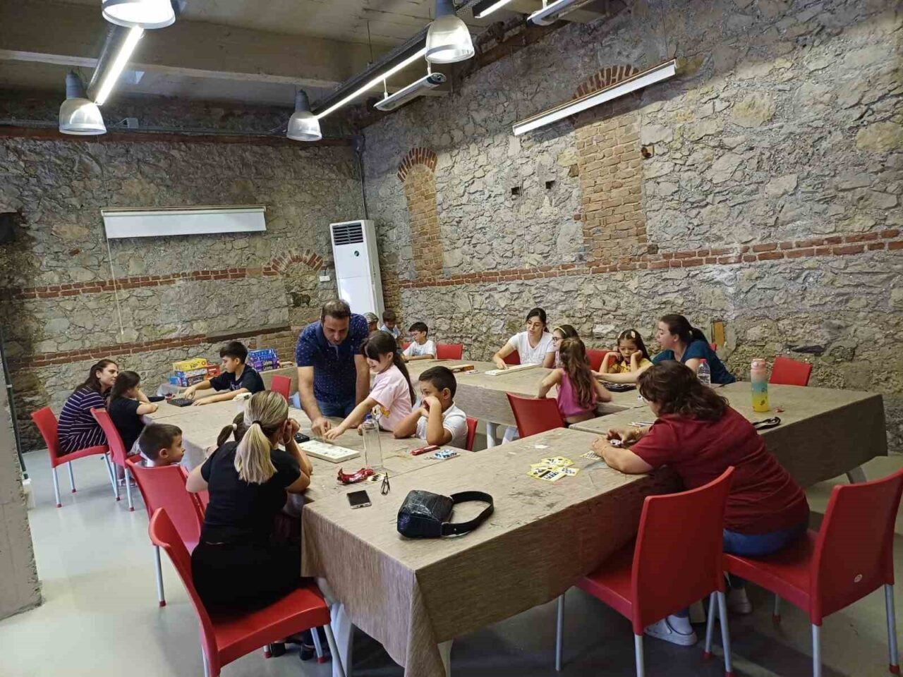 Denizli’de düzenlenen Akıl ve Zekâ Oyunları Atölyesinde ebeveynler ve çocuklar