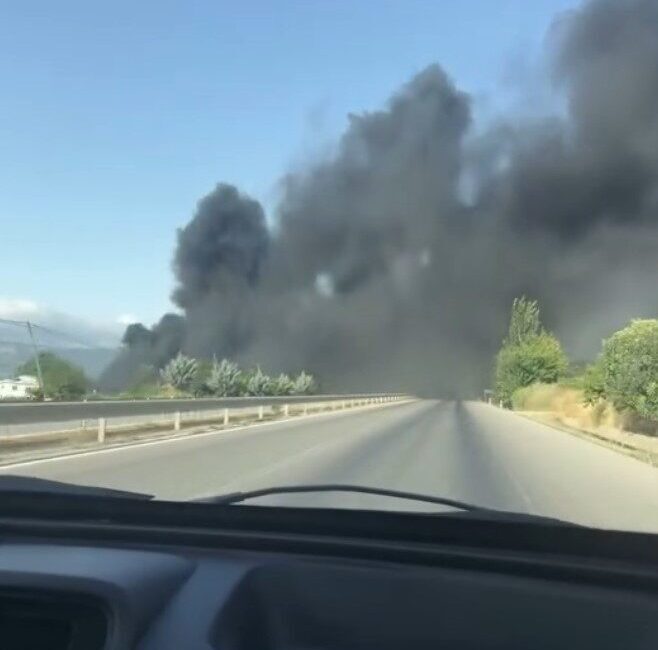 Tokat’ta bir atık kumaş deposunda yangın çıktı. Yangında gökyüzü siyah