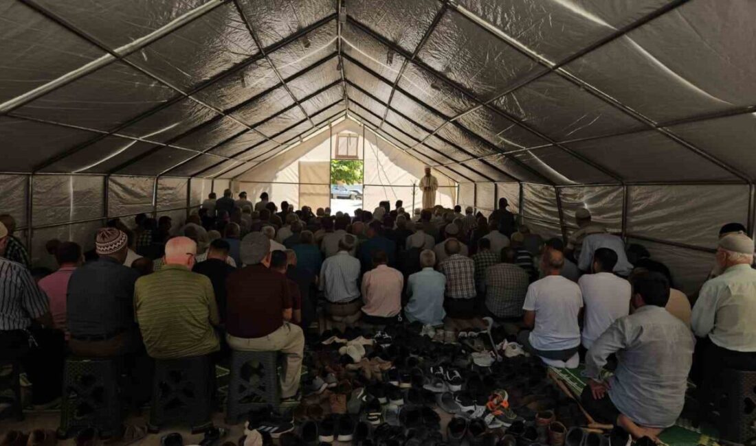 Balıkesir Sındırgı’da depremde hasar gören camiler ibadete kapanınca cuma namazı