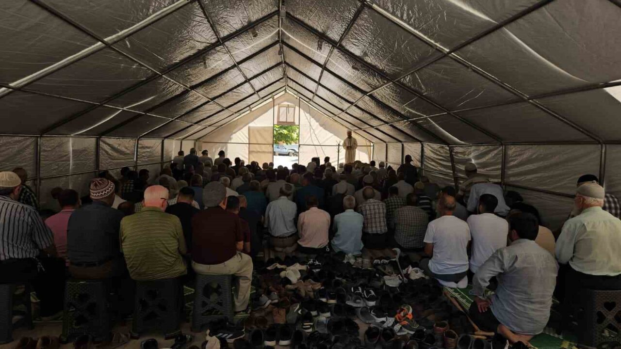 Balıkesir Sındırgı’da depremde hasar gören camiler ibadete kapanınca cuma namazı