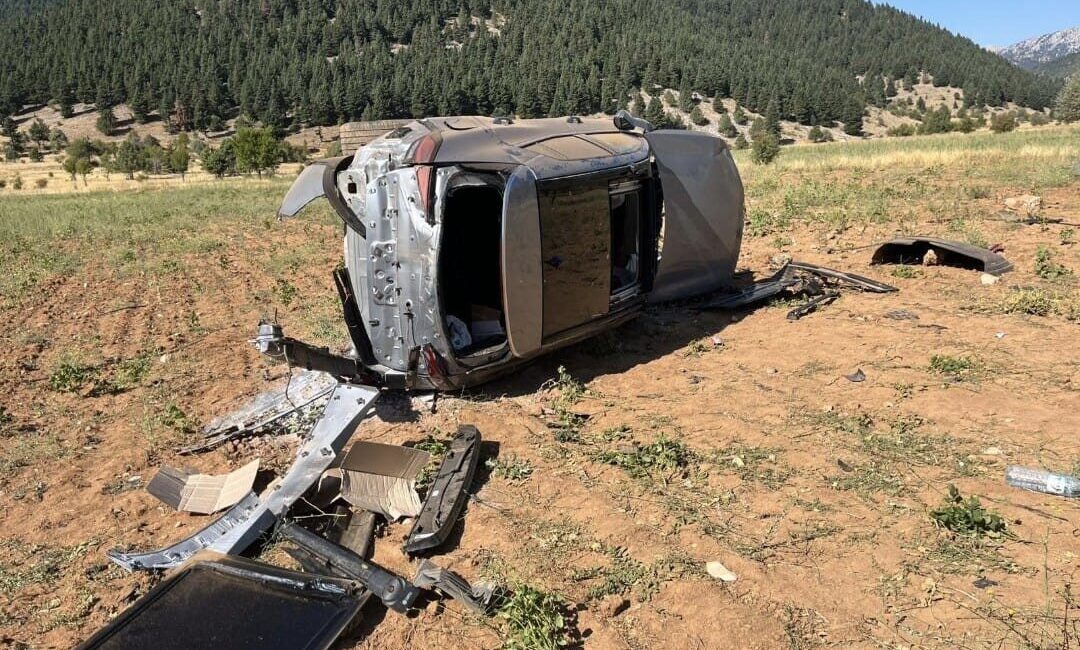 Konya’nın Derebucak ilçesinde otomobilin tarlaya devrilmesi sonucu meydana gelen trafik