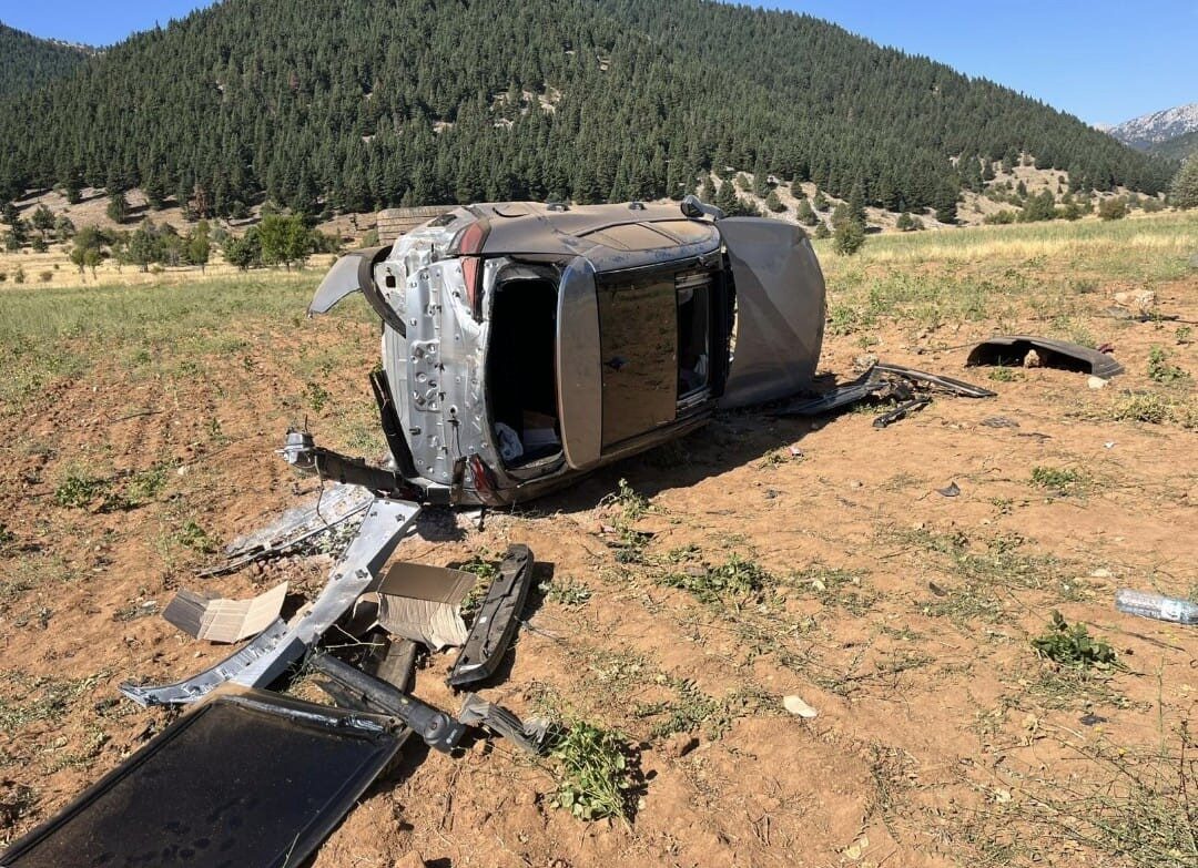 Konya’nın Derebucak ilçesinde otomobilin tarlaya devrilmesi sonucu meydana gelen trafik