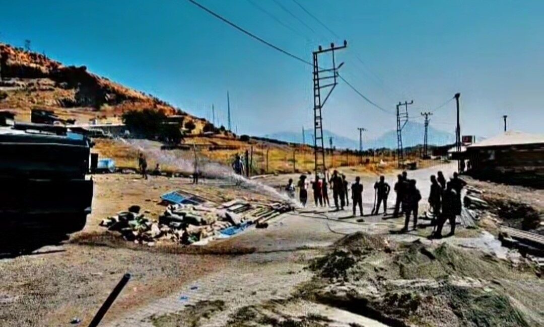 HAKKARİ (İHA) – Hakkari’nin Derecik ilçesinde inşaatta suyun tükenmesi üzerine,