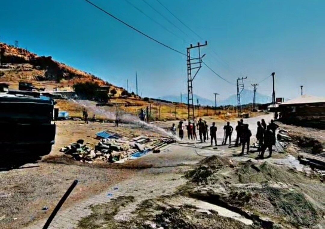 HAKKARİ (İHA) – Hakkari’nin Derecik ilçesinde inşaatta suyun tükenmesi üzerine,