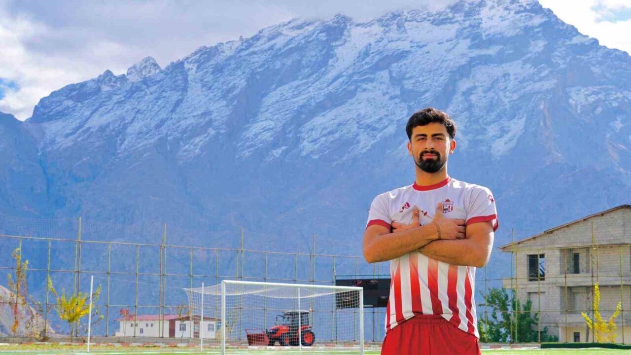 Derecik Belediye Spor Kulübü’nün başarılı orta saha oyuncusu Serkan Arslan,