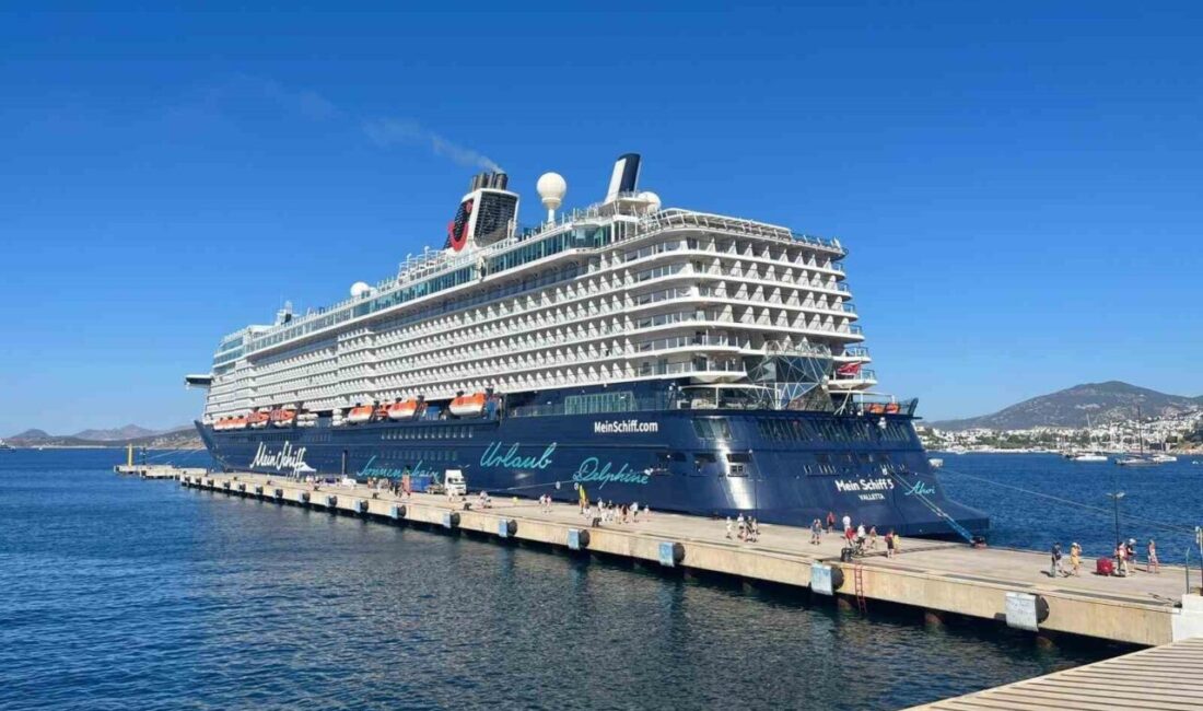 Muğla’nın Bodrum ilçesine gelen 295 metre boyundaki “Mein Schiff 5”