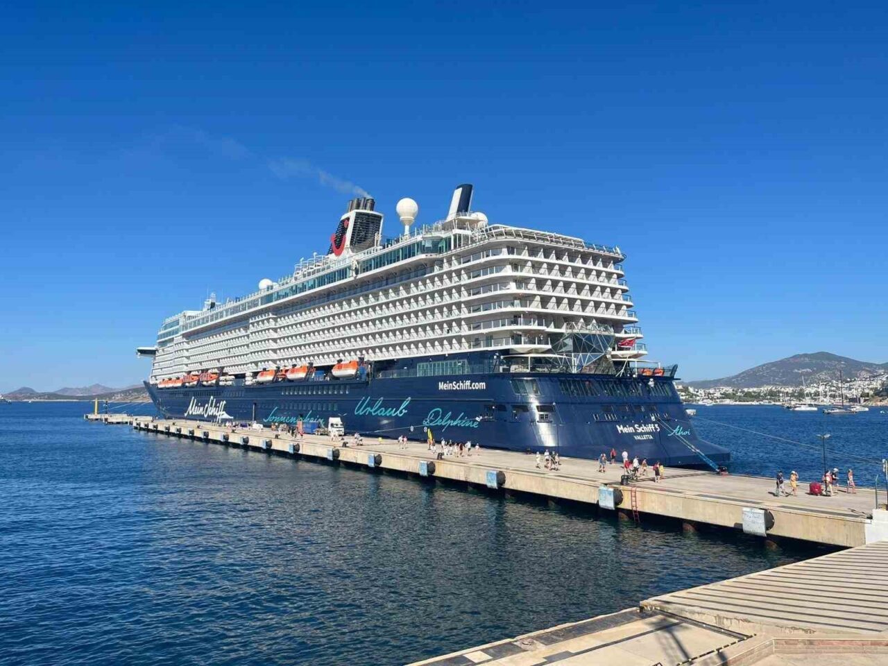 Muğla’nın Bodrum ilçesine gelen 295 metre boyundaki “Mein Schiff 5”