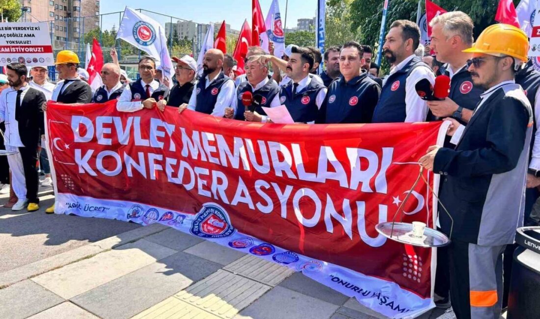 Devlet Memurları Konfederasyonu tarafından Çalışma ve Sosyal Güvenlik Bakanlığı önünde