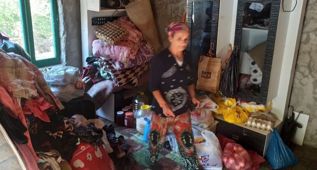 Zonguldak’ta yıkılmak üzere olan ahşap evlerinde hayatını sürdürmeye çalışan çift,