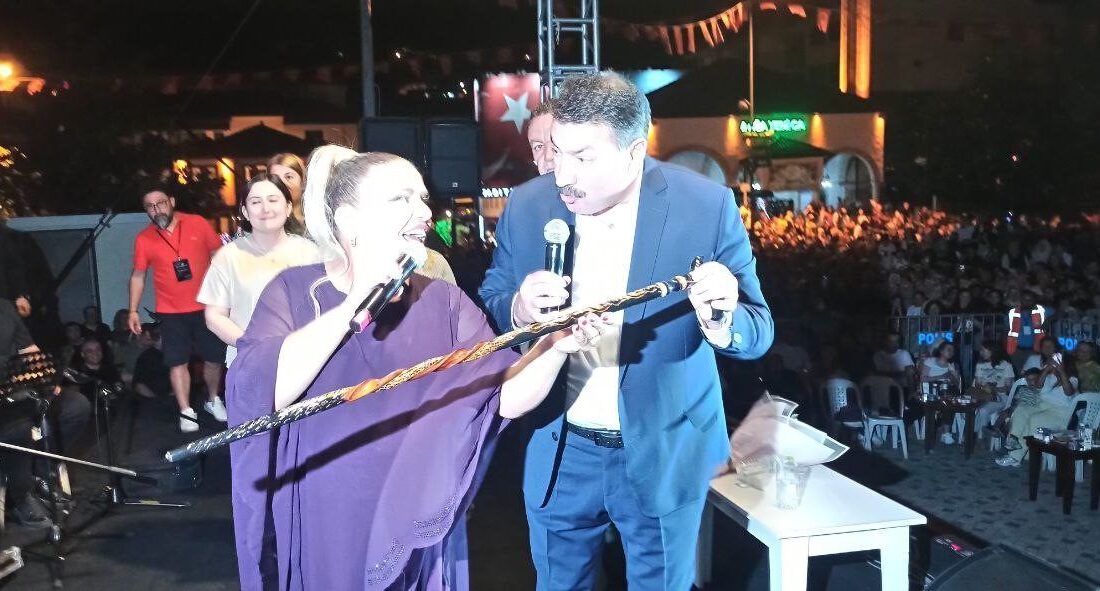 Zonguldak’ın Devrek ilçesinde Devrek Belediyesi tarafından düzenlenen halk konserinde ünlü