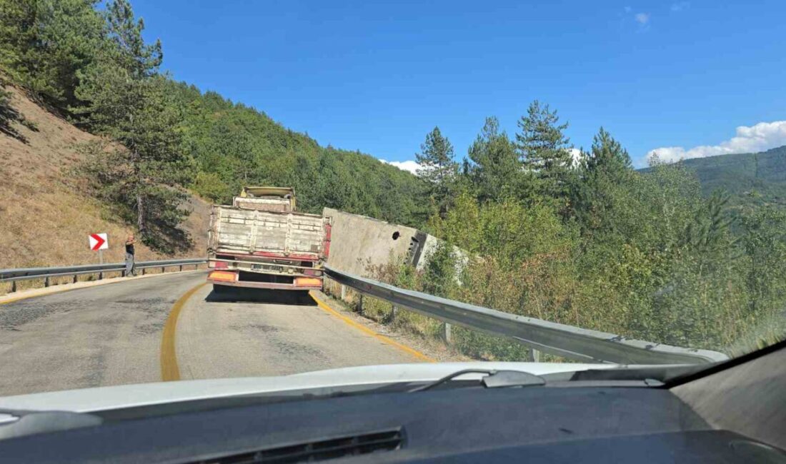 Karabük-Bartın karayolunda seyir halindeki tırdan devrilen beton blok nedeniyle uzun