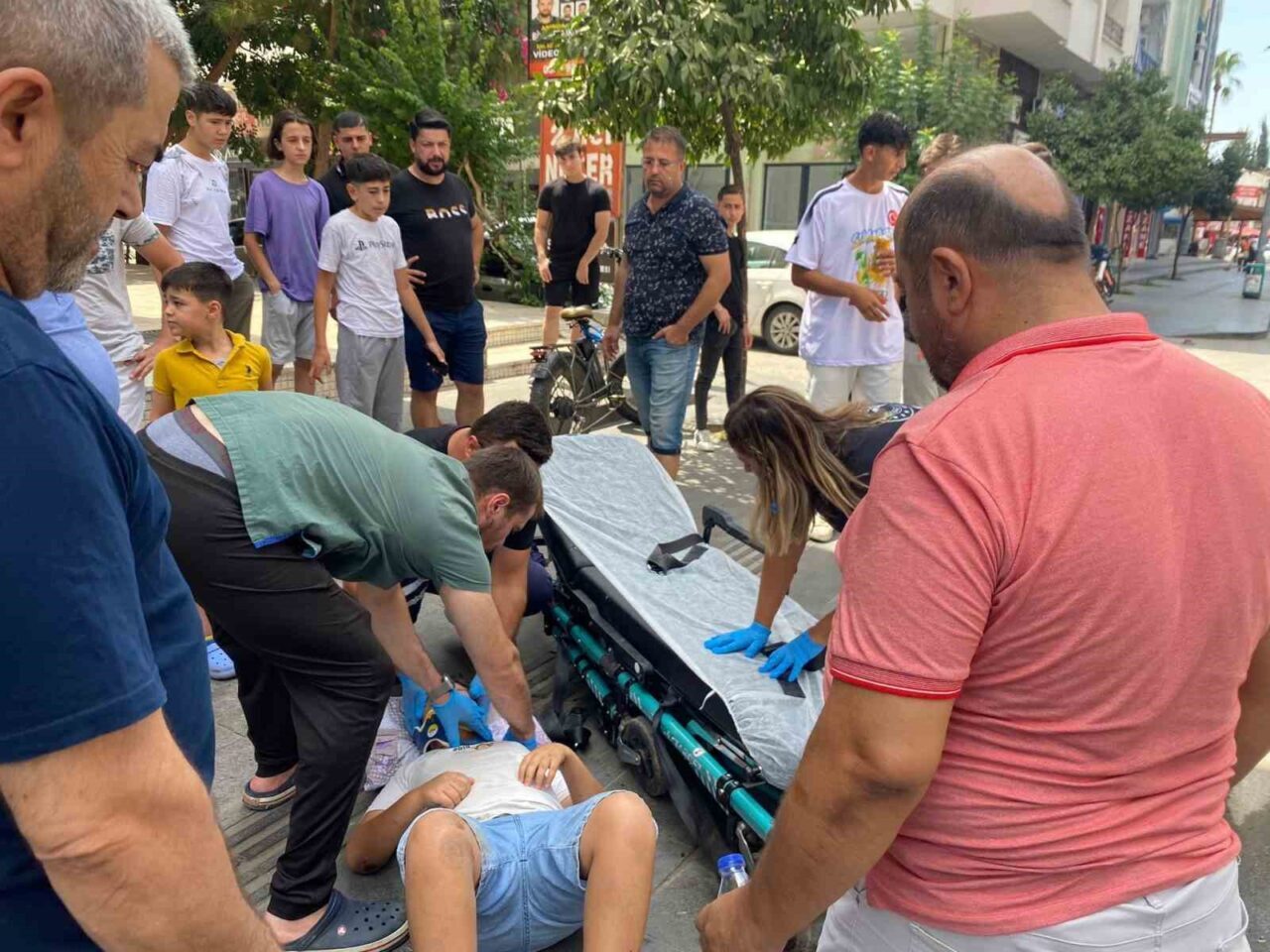 Antalya’nın Serik ilçesinde elektrikli bisikletin hakimiyetini kaybedip yere düşen çocuk