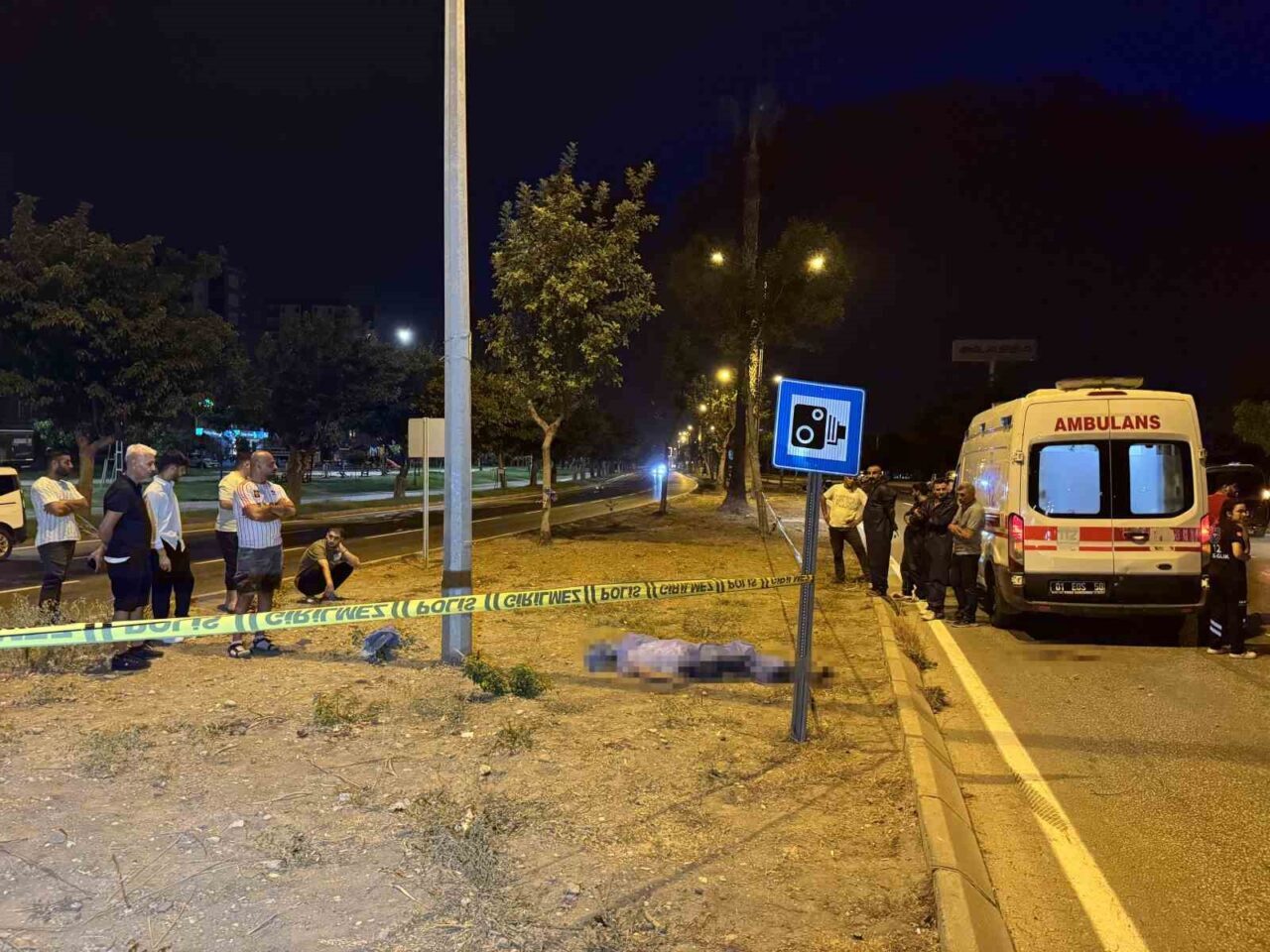 Adana’da kontrolünden çıkıp devrilen motosikletteki genç hayatını kaybederken, 1 kişi