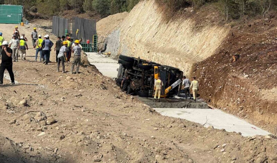 Antalya’da otoyol şantiyesinde yapılan çalışma sırasında devrilen vinçte yangın çıktı.