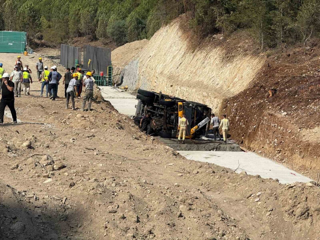 Antalya’da otoyol şantiyesinde yapılan çalışma sırasında devrilen vinçte yangın çıktı.