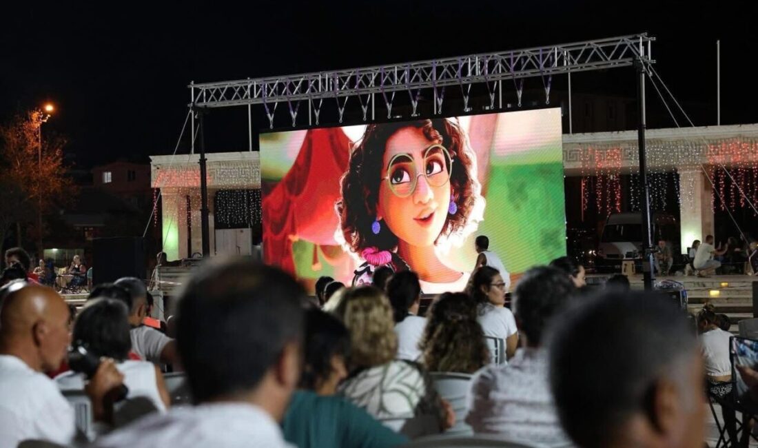 Didim Belediyesi’nin Yaz Şenlikleri etkinlikleri kapsamında Cumhuriyet Kent Meydanı’nda ’Enkanto: