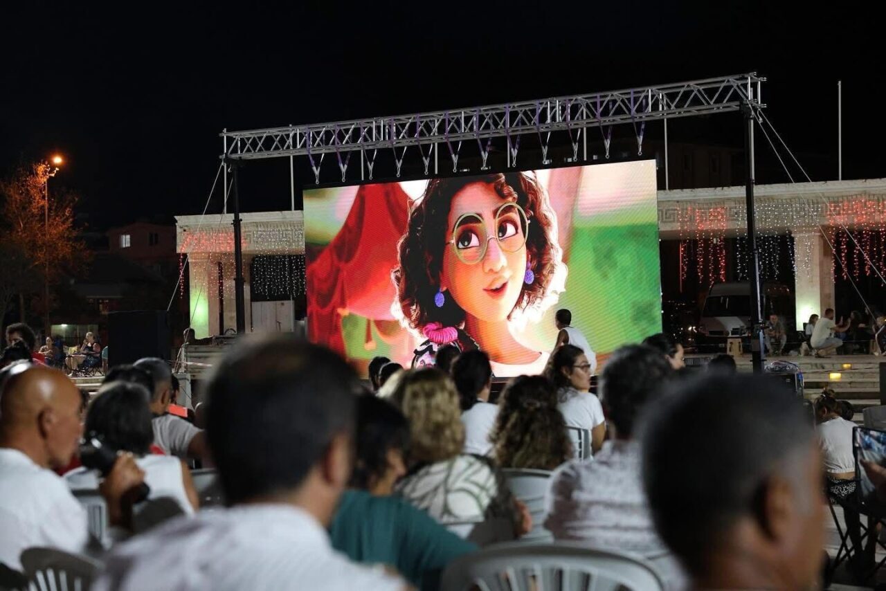 Didim Belediyesi’nin Yaz Şenlikleri etkinlikleri kapsamında Cumhuriyet Kent Meydanı’nda ’Enkanto: