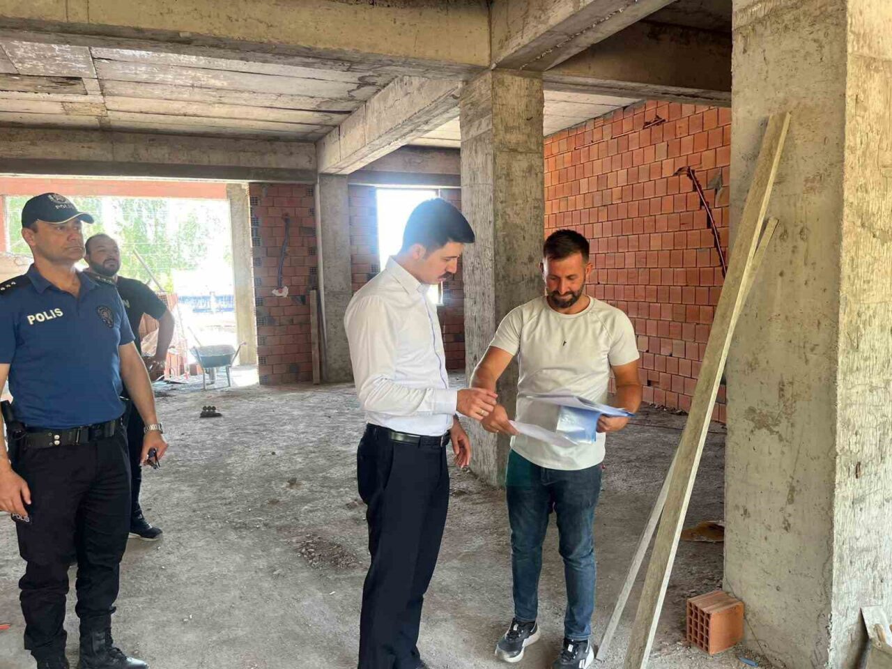 Digor’da Spor Kompleski’nin yapımı sürüyor. Kaymakam Kahraman, Spor Kompleski’nda bir